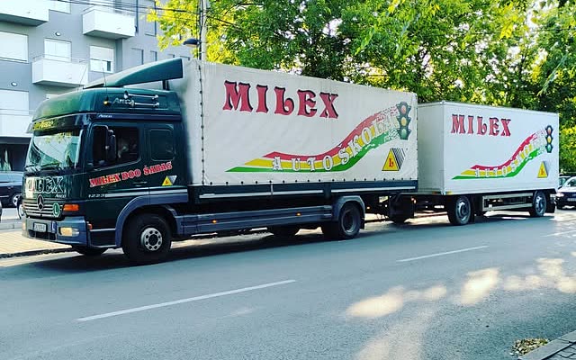 Kamion sa prikolicom i natpisom Milex auto škola.