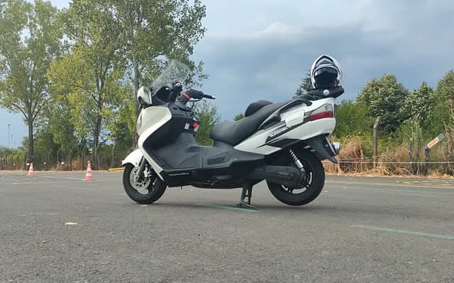 Beli skuter Auto škole Milex na poligonu.
